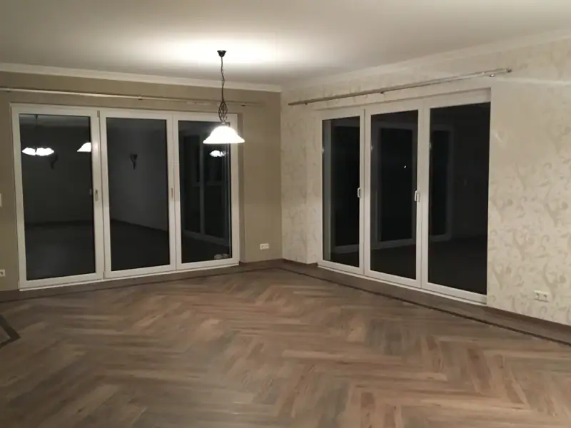 Wohnzimmer mit hellem Wandbild und neuem Bodenbelag