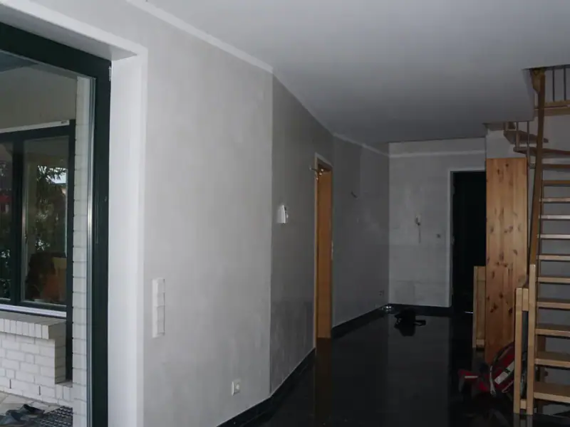 Innenbereich mit frisch gestalteten Wandflächen