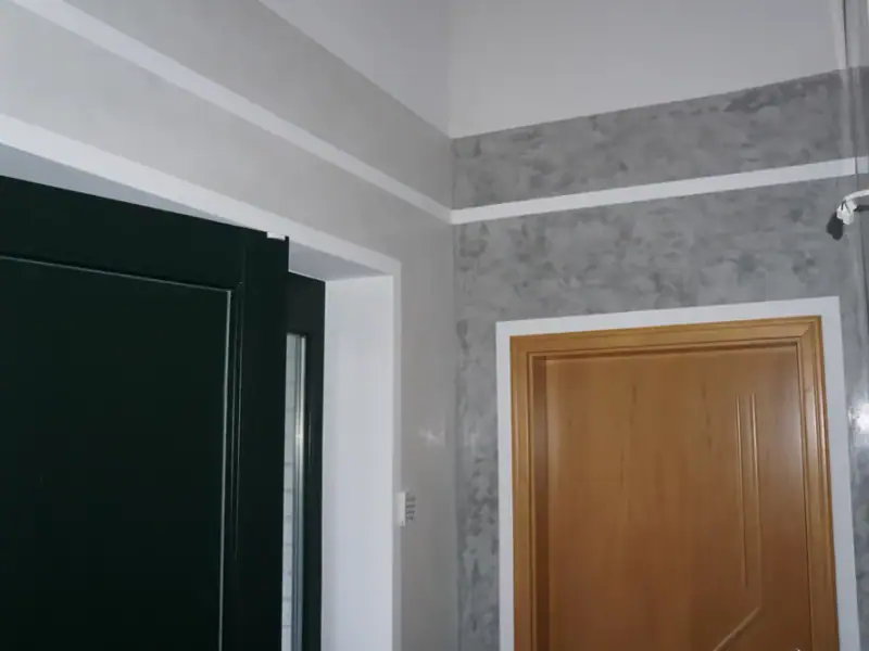 Renovierter Flur mit Türen und hellen Wandflächen