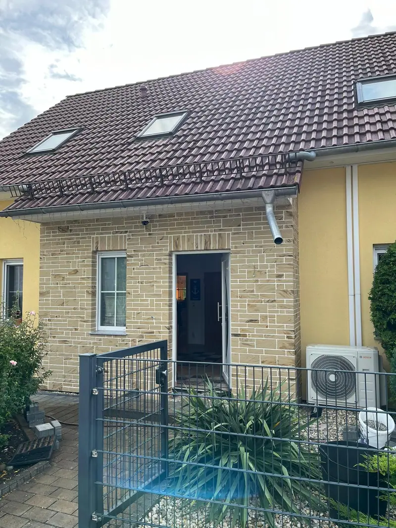 Hauseingang mit gestalteter Fassade und Steinoptik
