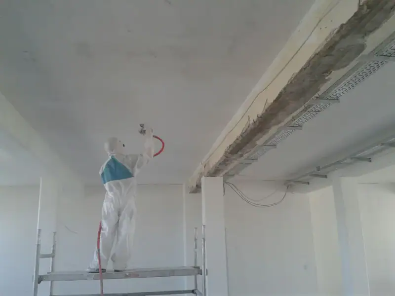Referenzaufnahme: Malerarbeiten an Decke und Wand in einem Showroom