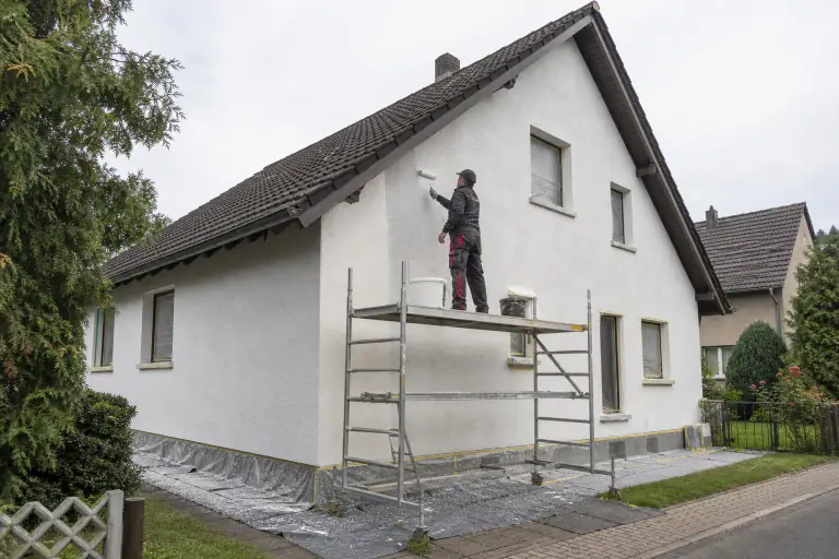 Symbolbild für sorgfältige Fassadengestaltung an einem Wohnhaus