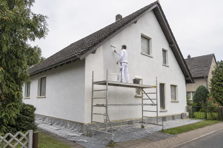 Symbolbild für sorgfältige Fassadengestaltung an einem Wohnhaus